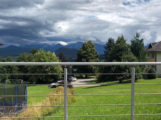 וולדן אם וורתרסי Velden View Ferienwohnung Mit Grosser Sonnenterrasse Und See- Und Karawankenblick מראה חיצוני תמונה