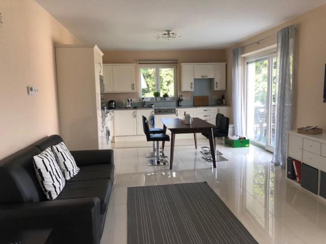 וולדן אם וורתרסי Velden View Ferienwohnung Mit Grosser Sonnenterrasse Und See- Und Karawankenblick מראה חיצוני תמונה